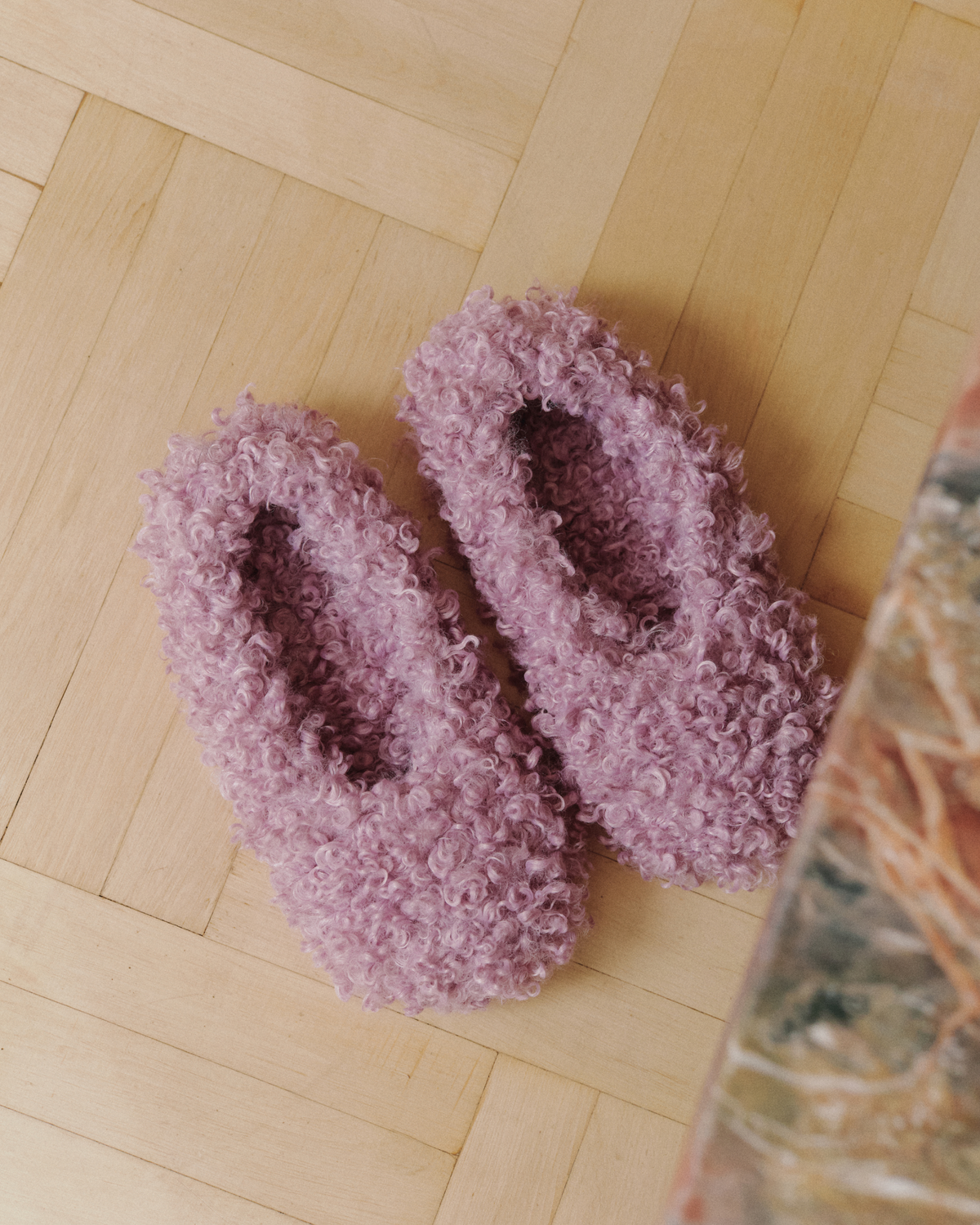 Curly pink home slippers